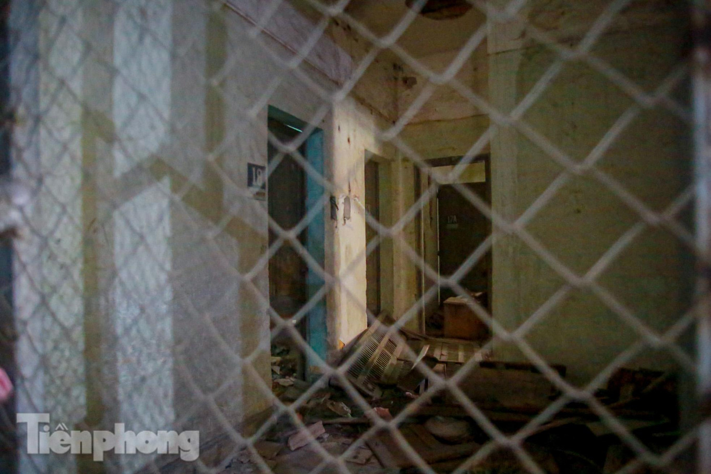 Khu vực tầng 2 bỏ hoang, không có người ở.