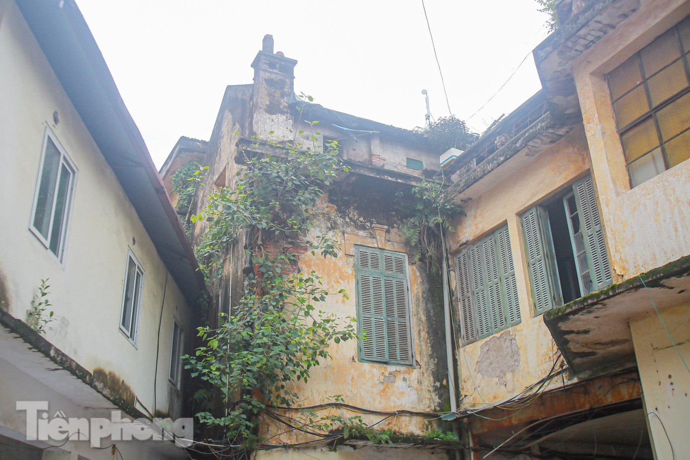 Theo ghi nhận của PV, hiện biệt thự đang có khoảng 17 hộ dân đang sinh sống tại tầng 3 và phần mặt phố Phan Huy Chú, phố Hàn Thuyên. Khác với bề thế bên ngoài, biệt thự đang xuống cấp nguy hiểm, lụp xụp, có khả năng sụp đổ bất cứ lúc nào.