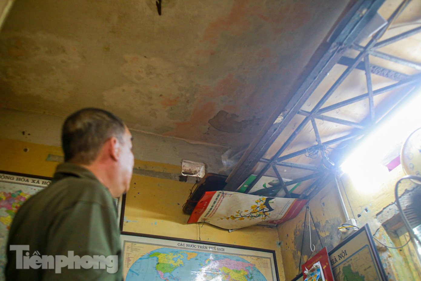 Chú Quốc Tế đã tận dụng những bức họa không dùng đến để bao bọc xung quanh cái “chòi” nơi chú canh gác để tránh những mảng tường rơi vỡ xuống. “Hệ thống PCCC ở đây không còn hoạt động được nữa. Tầng 1 và tầng 2 phải khóa để tránh mọi người ra vào. Khu này mất an toàn, dân ở trên này còn hơn chục hộ, đa số cho thuê chứ họ cũng ít ở đây”, chú nói thêm.