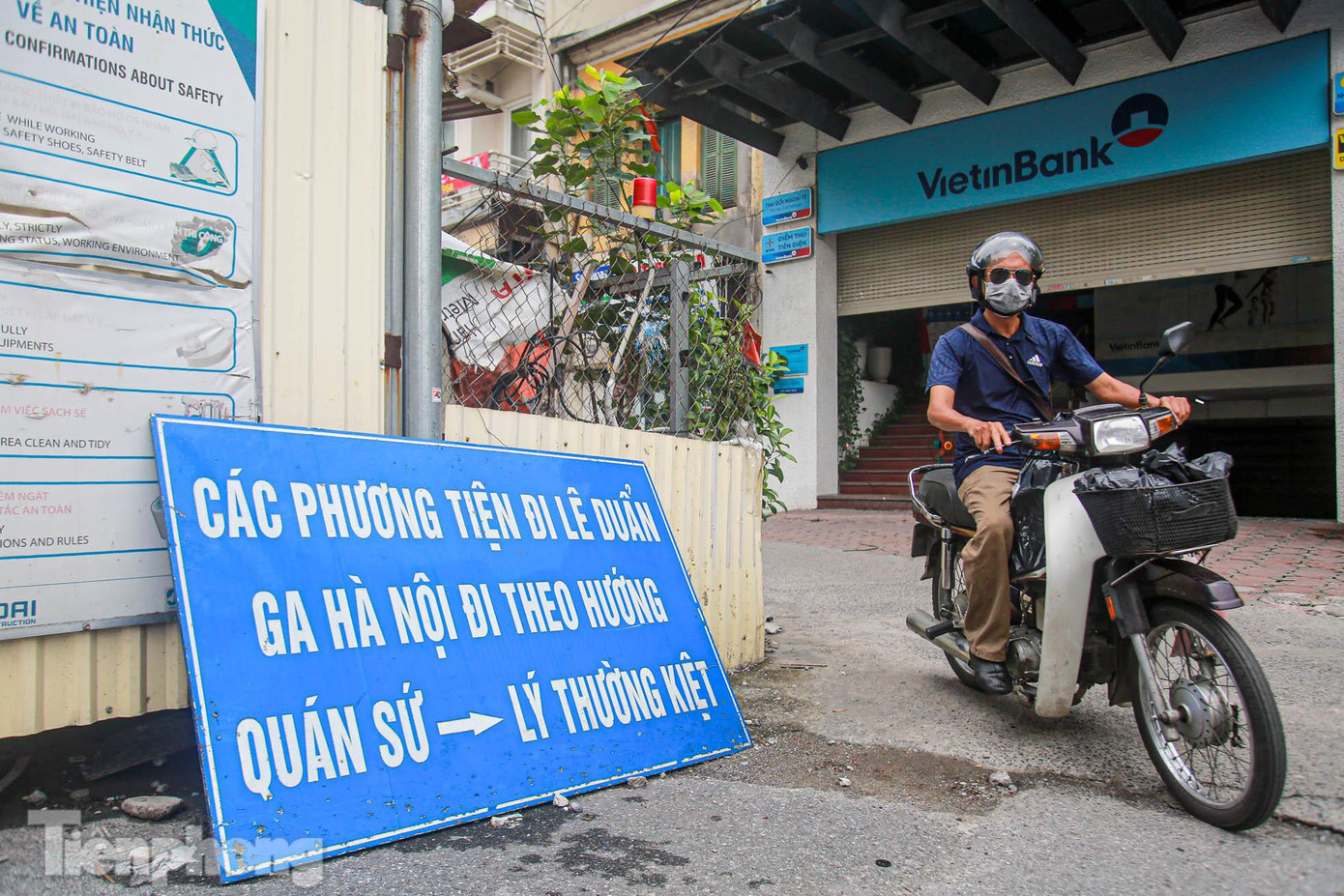 BQL đường sắt đô thị Hà Nội cho biết, tiến độ thi công nhà ga S12 dự kiến trong khoảng 459 ngày (tương đương 15 tháng). Tuy nhiên đến nay sau hơn 3 năm việc thi công vẫn chưa thể tiến hành.