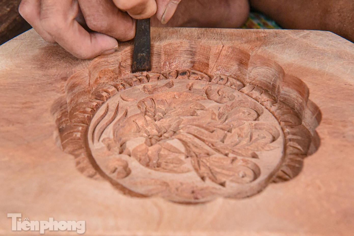 Công đoạn đục họa tiết được những người thợ đánh giá là công đoạn khó nhất và thực hiện hoàn toàn thủ công bằng tay, đòi hỏi người thợ phải cẩn thận trong từng chi tiết bởi đây chính là yếu tố để chiếc bánh khi ra lò có đẹp hay không.