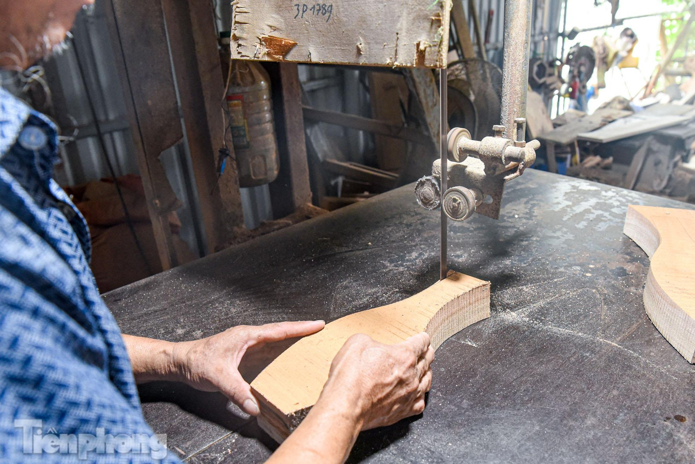 Ông Bản cho biết khuôn bánh trung thu thường được làm từ gỗ xà cừ, bởi độ bền, dễ đục đẽo.