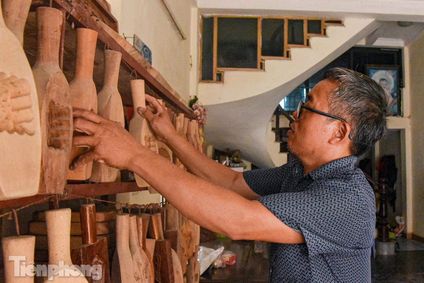 Ông Bản theo nghề từ năm 18 tuổi, để giữ được "lửa", nghệ nhân này luôn tìm tòi, sáng tạo để phát triển nghề nhất là khi những chiếc khuôn nhựa Trung Quốc tràn vào thị trường Việt Nam trong những năm vừa qua.