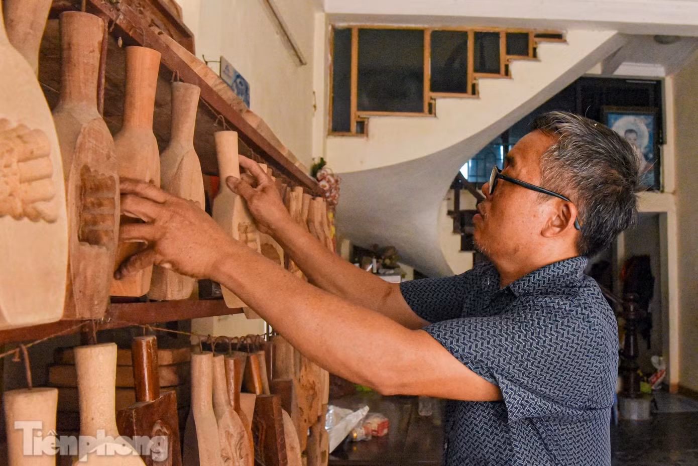 Ông Bản theo nghề từ năm 18 tuổi, để giữ được "lửa", nghệ nhân này luôn tìm tòi, sáng tạo để phát triển nghề nhất là khi những chiếc khuôn nhựa Trung Quốc tràn vào thị trường Việt Nam trong những năm vừa qua.