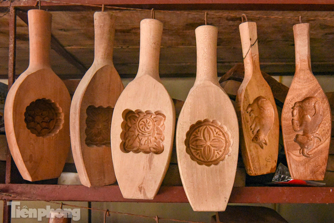 "Dù thị trường có sản xuất bao nhiêu mẫu khuôn bánh bằng nhựa, cũng không thay thế nổi khuôn gỗ truyền thống. Bằng chứng là sau một vài năm rầm rộ chuộng các mẫu mới, khách hàng gần đây lại có xu hướng quay về với khuôn gỗ quen thuộc", ông Bản lạc quan chia sẻ.