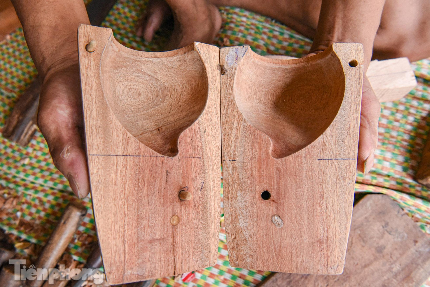 Mỗi năm nhà ông lại cho ra nhiều khuôn bánh với tạo hình mới.