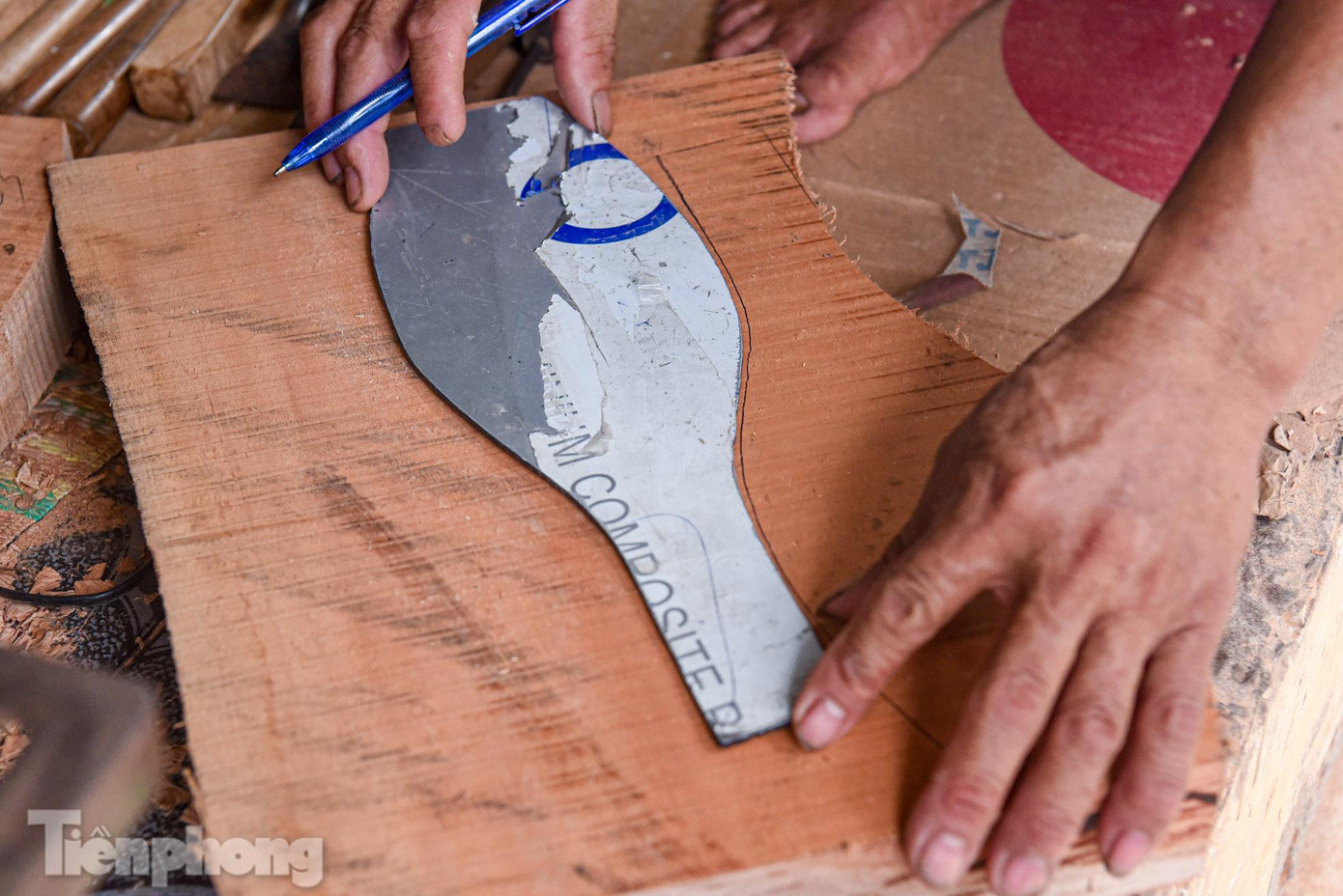 Một chiếc khuôn bánh Trung thu làm theo phương pháp truyền thống gồm rất nhiều công đoạn. Gỗ sau khi mua về phải được làm sạch vỏ, bào nhẵn mặt, và xẻ gỗ thành hình khuôn theo kích thước và mẫu mã khách hàng yêu cầu.