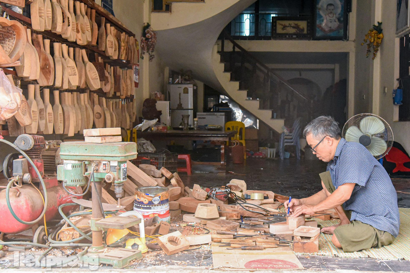 Thôn Thượng Cung (xã Tiền Phong, huyện Thường Tín, Hà Nội) là nơi có nghề làm mộc lâu đời nổi tiếng với những chiếc khuôn bánh Trung thu thủ công, giờ chỉ còn sót lại ông Trần Văn Bản, năm nay đã gần 60 tuổi, gắn bó 40 năm với nghề này.