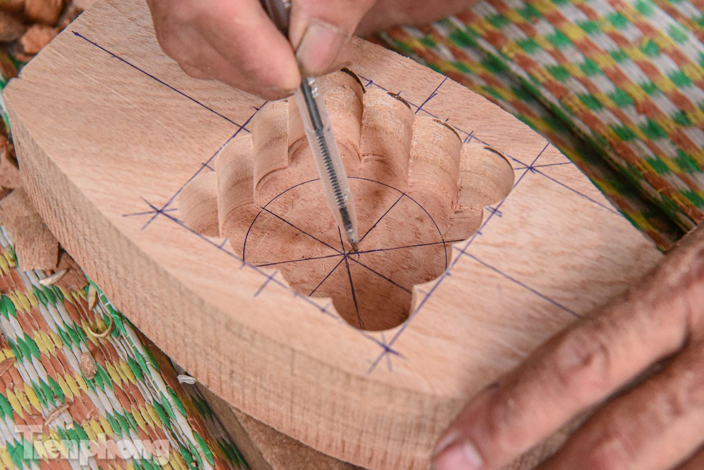 Khuôn bánh nướng và khuôn bánh dẻo được làm khác nhau. Đối với bánh nướng phải đục đều nét, để khi nướng lớp vỏ bên ngoài bắt lửa đều, bánh sẽ không bị cháy hay vàng không đều.