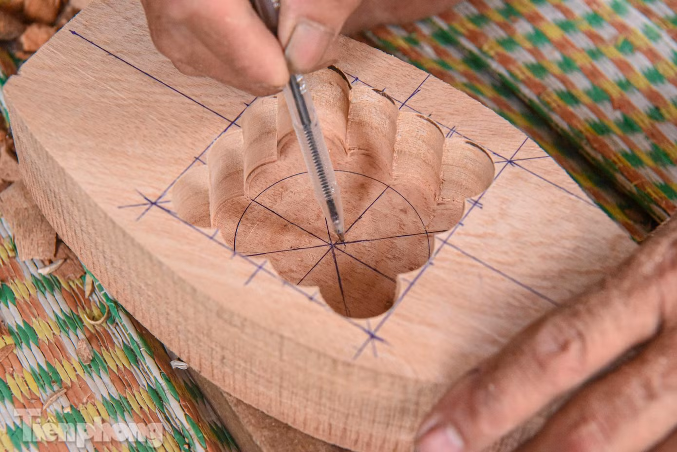 Khuôn bánh nướng và khuôn bánh dẻo được làm khác nhau. Đối với bánh nướng phải đục đều nét, để khi nướng lớp vỏ bên ngoài bắt lửa đều, bánh sẽ không bị cháy hay vàng không đều.