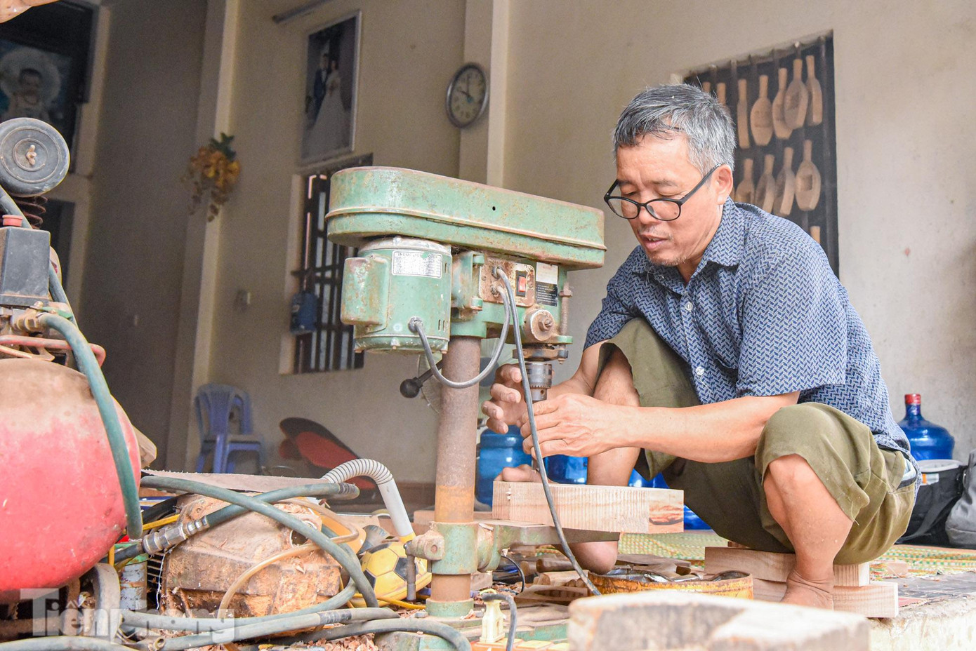 "Tại địa phương ngày trước có nhiều hộ gia đình làm nghề đục khuôn bánh trung thu, nhưng đến hiện tại đã bỏ gần hết, chỉ còn 1-2 hộ gia đình bởi nghề này chỉ mang tính thời vụ, lợi nhuận không xứng đáng với công bỏ ra”, ông Bản nói.