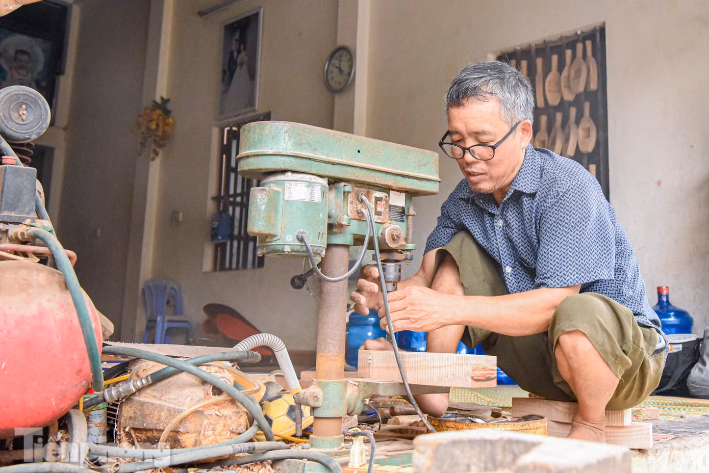"Tại địa phương ngày trước có nhiều hộ gia đình làm nghề đục khuôn bánh trung thu, nhưng đến hiện tại đã bỏ gần hết, chỉ còn 1-2 hộ gia đình bởi nghề này chỉ mang tính thời vụ, lợi nhuận không xứng đáng với công bỏ ra”, ông Bản nói.