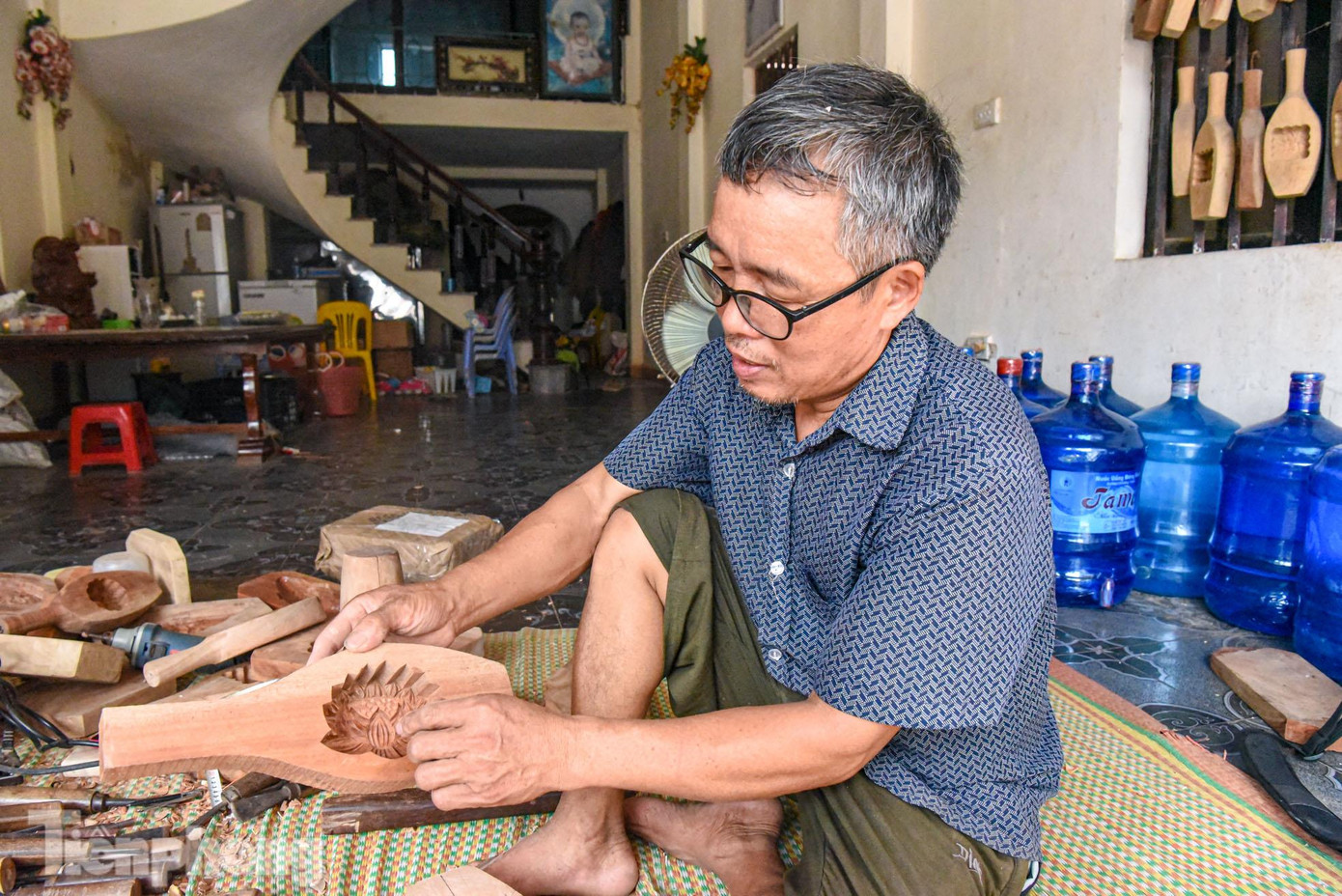 Trung bình, mất khoảng 2-3 giờ để hoàn thành một khuôn bánh trung thu cỡ trung, với những mẫu được khách hàng đặt riêng, ông có thể mất hàng tuần đến cả tháng để làm.