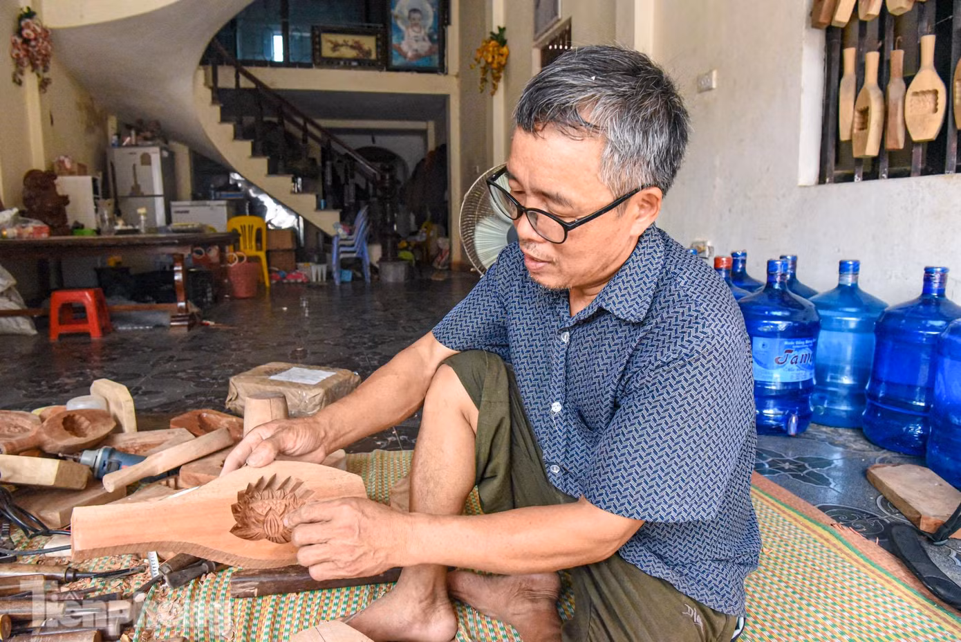Trung bình, mất khoảng 2-3 giờ để hoàn thành một khuôn bánh trung thu cỡ trung, với những mẫu được khách hàng đặt riêng, ông có thể mất hàng tuần đến cả tháng để làm.
