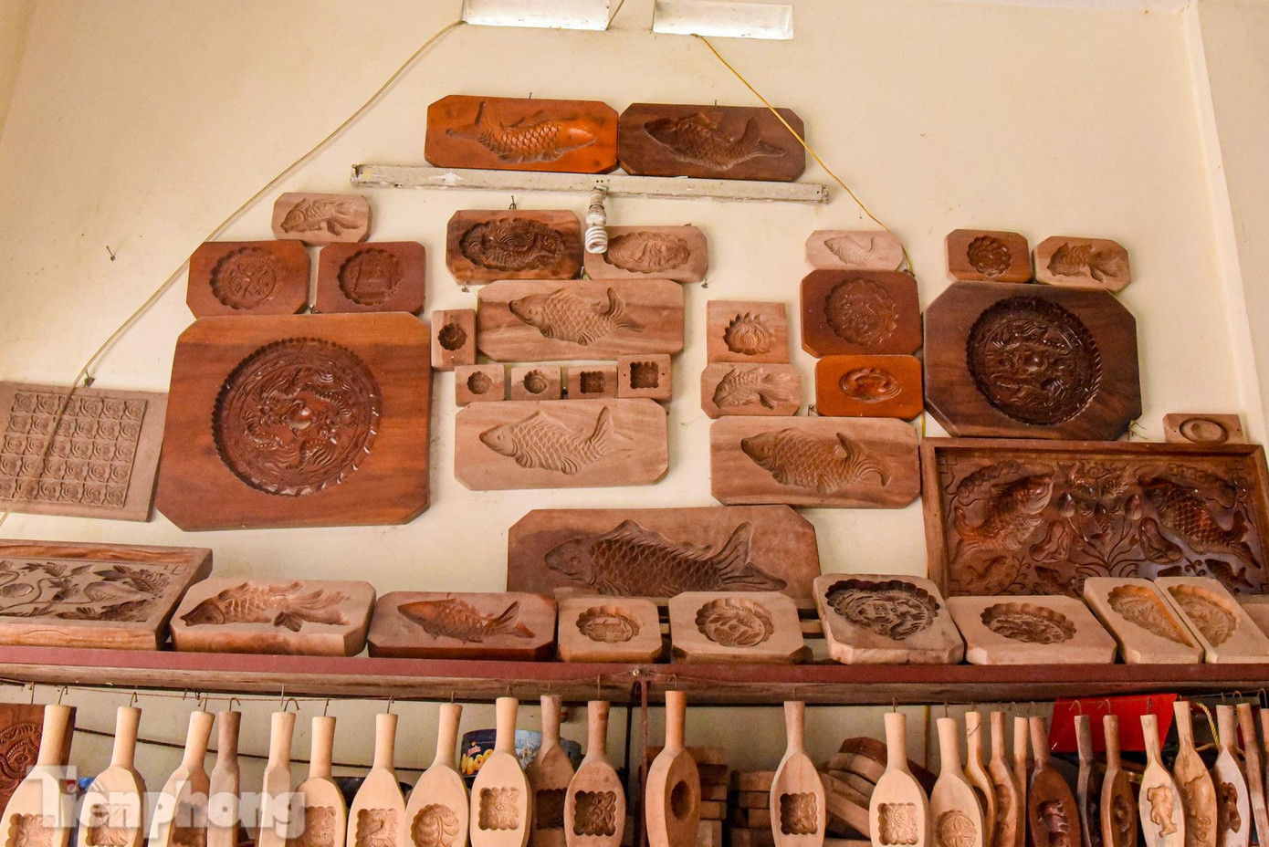 Gần 40 năm làm nghề và giữ nghề làm khuôn bánh Trung thu, ngoài những mẫu quen thuộc như 12 con giáp, những mẫu truyền thống như hoa sen, hoa cúc, cá chép... ông Bản còn cải biến, học thêm để cho ra những sản phẩm khuôn hình con rùa, hoa xếp tầng, thậm chí là mẫu khó như Chùa một cột....