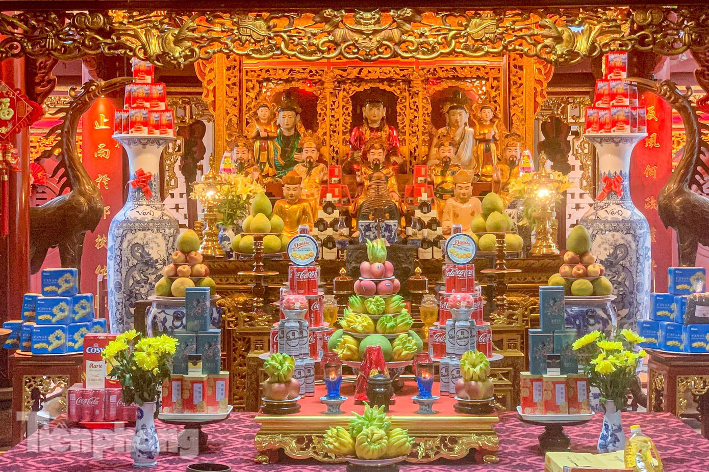 Đền Hỏa Thần là ngôi đền độc đáo, thờ Tam tòa Thánh mẫu cùng ngũ vị Tôn ông, Tam thế Phật và Hỏa thần.