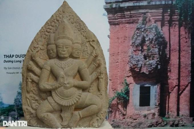 Phù điêu thần Brahma (cuối thế kỷ XII) - bảo vật quốc gia năm 2016, có chất liệu sa thạch, được tìm thấy tại Tháp Dương Long năm 1985 trong lúc dọn dẹp mặt bằng để chuẩn bị cho việc tu bổ khu di tích này. Phù điêu còn nguyên vẹn, chỉ bị vỡ một phần nhỏ ở tay phải và một vỡ một mảnh nhỏ ở ngón tay phía tay chính bên trái.