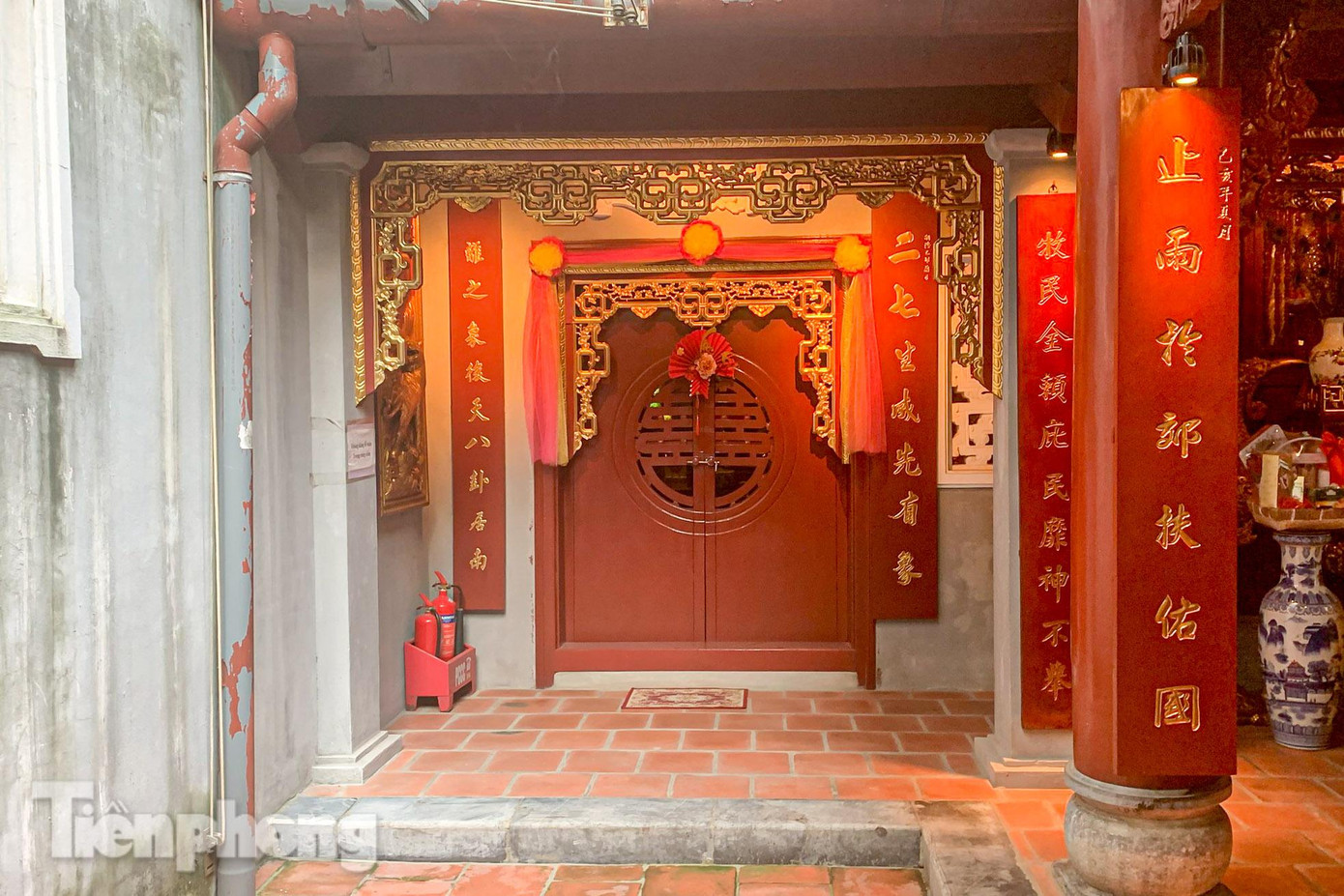 Lối đi vào hậu cung của đền.