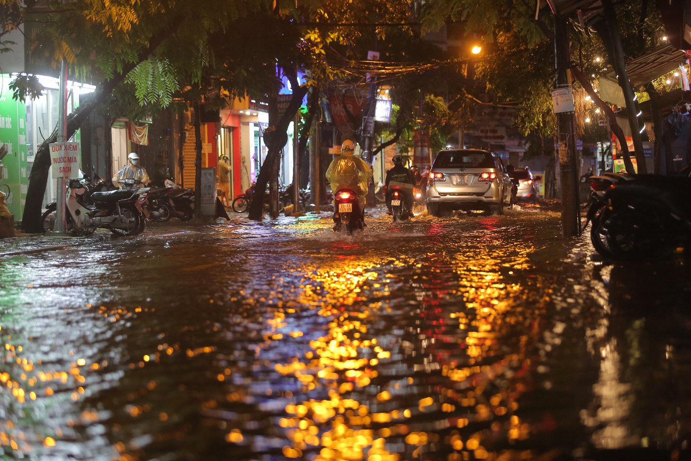 Cơn mưa như trút nước khiến nhiều tuyến phố trong nội thành Thủ đô nhanh chóng rơi vào tình trạng ngập úng như Vương Thừa Vũ, Hoàng Văn Thái, Bùi Xương Trạch, Láng Hạ....