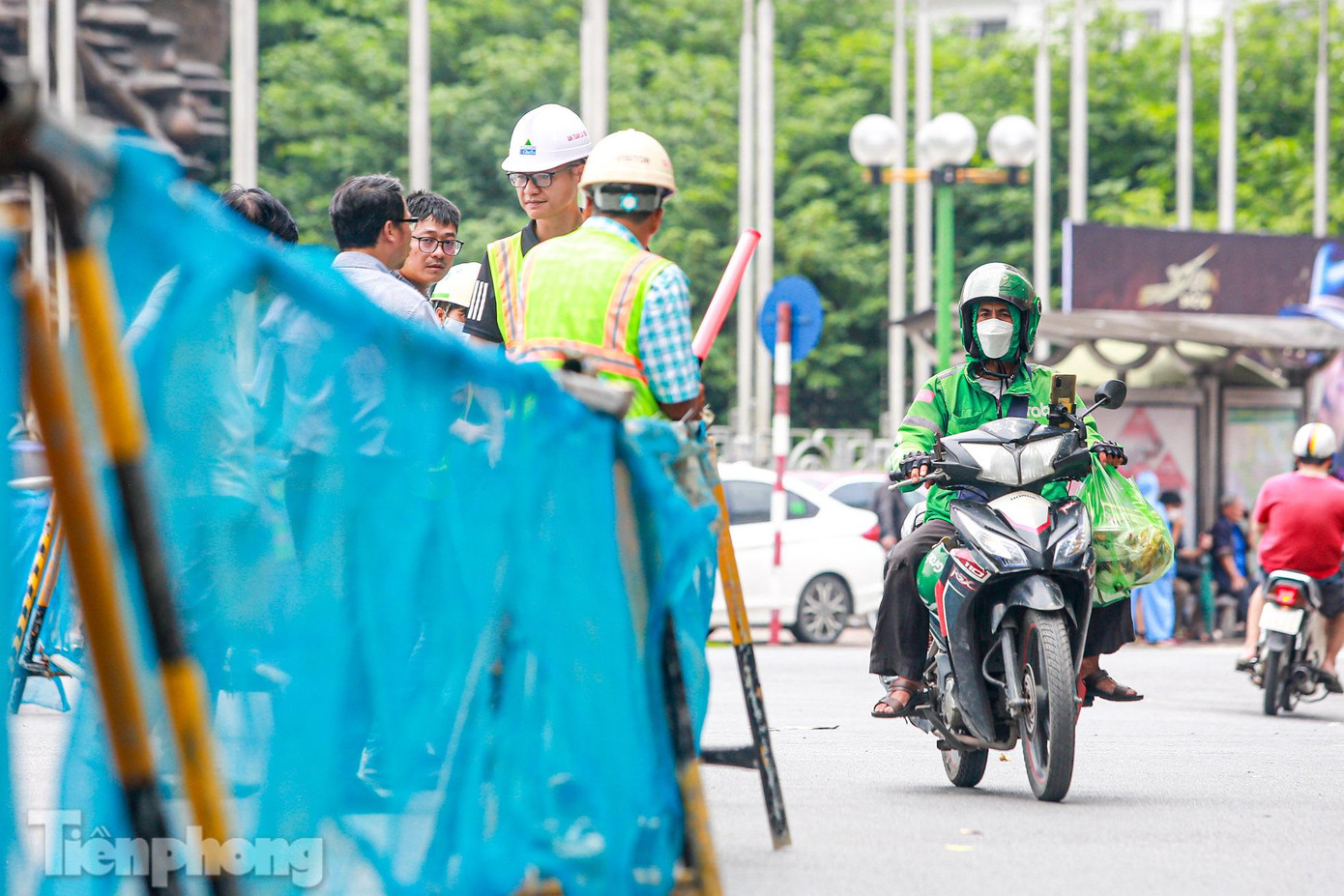 Các phương tiện đều được hướng dẫn lưu thông qua khu vực rào chắn.