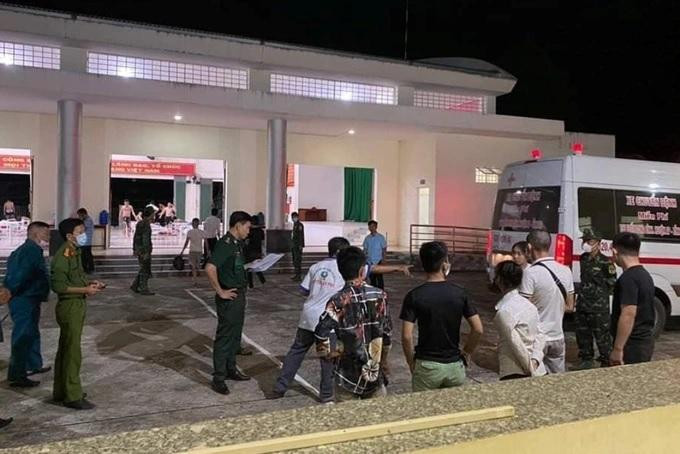 Số lao động đào tẩu thành công về Việt Nam được ngành chức năng An Giang đưa đến Trung tâm Văn hóa cộng đồng xã Đa Phước sống tạm (ẢNh: CTV). Số lao động đào tẩu thành công về Việt Nam được ngành chức năng An Giang đưa đến Trung tâm Văn hóa cộng đồng xã Đa Phước sống tạm (ẢNh: CTV).