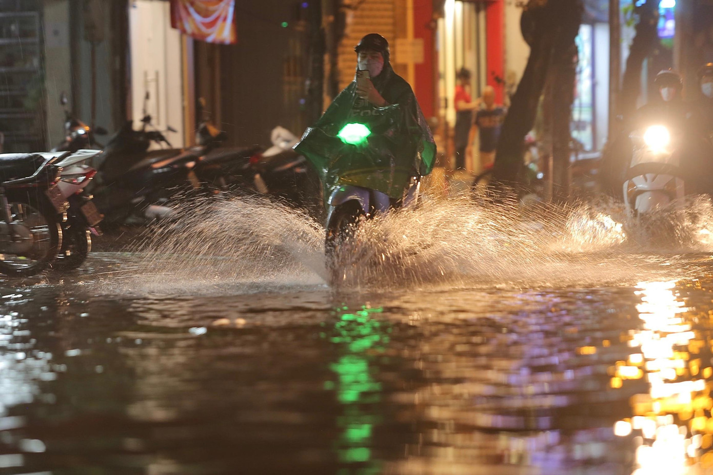 Khu vực này ngập sâu khoảng 30-50cm.