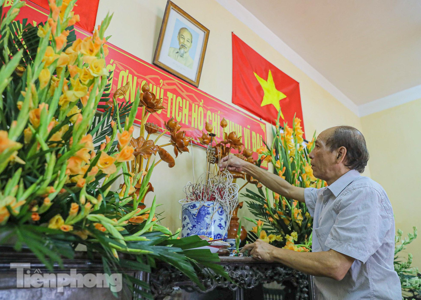 Di vật của di tích nhà cụ An không nhiều, tập trung chủ yếu tại ba gian giữa của nhà trưng bày. Ở gian chính giữa trên cùng ảnh Bác Hồ, hai bên là cờ Đảng, cờ tổ quốc, bên dưới là tủ chè, trên tủ chè bài trí một số di vật như bát hương, lọ hoa, lục bình…