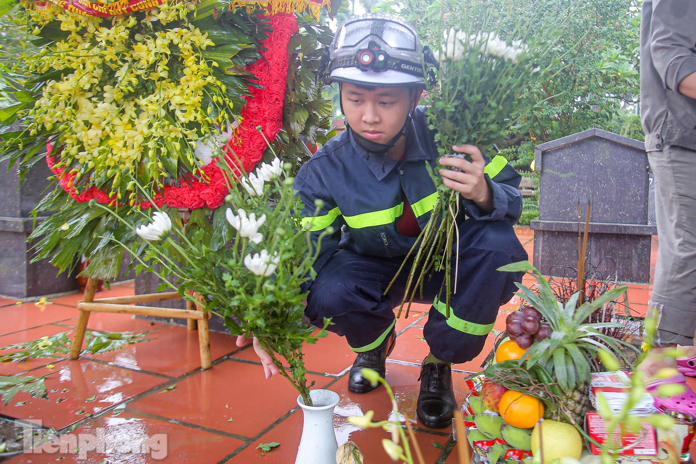 Những bó hoa tươi được cắm bên phần mộ các liệt sĩ.