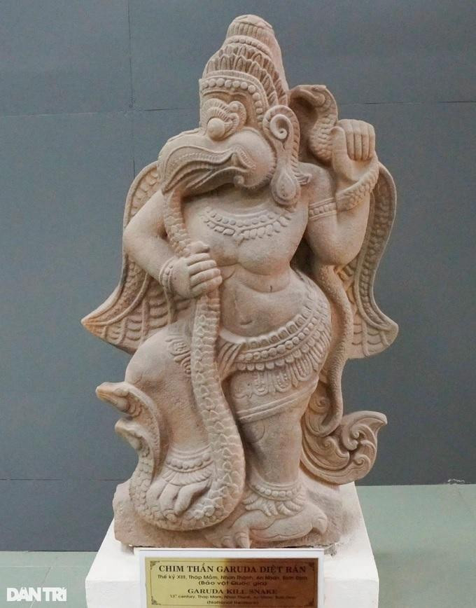Hai phù điêu chim thần Garuda diệt rắn (thế kỷ XII- XIV) - bảo vật quốc gia năm 2017, có chất liệu đá cát. Hai phù điêu chim thần Garuda diệt rắn thể hiện theo cặp đối xứng, được phát hiện trong cuộc khai quật năm 2011 tại phế tích Tháp Mắm (xã Nhơn Thành, thị xã An Nhơn, Bình Định).