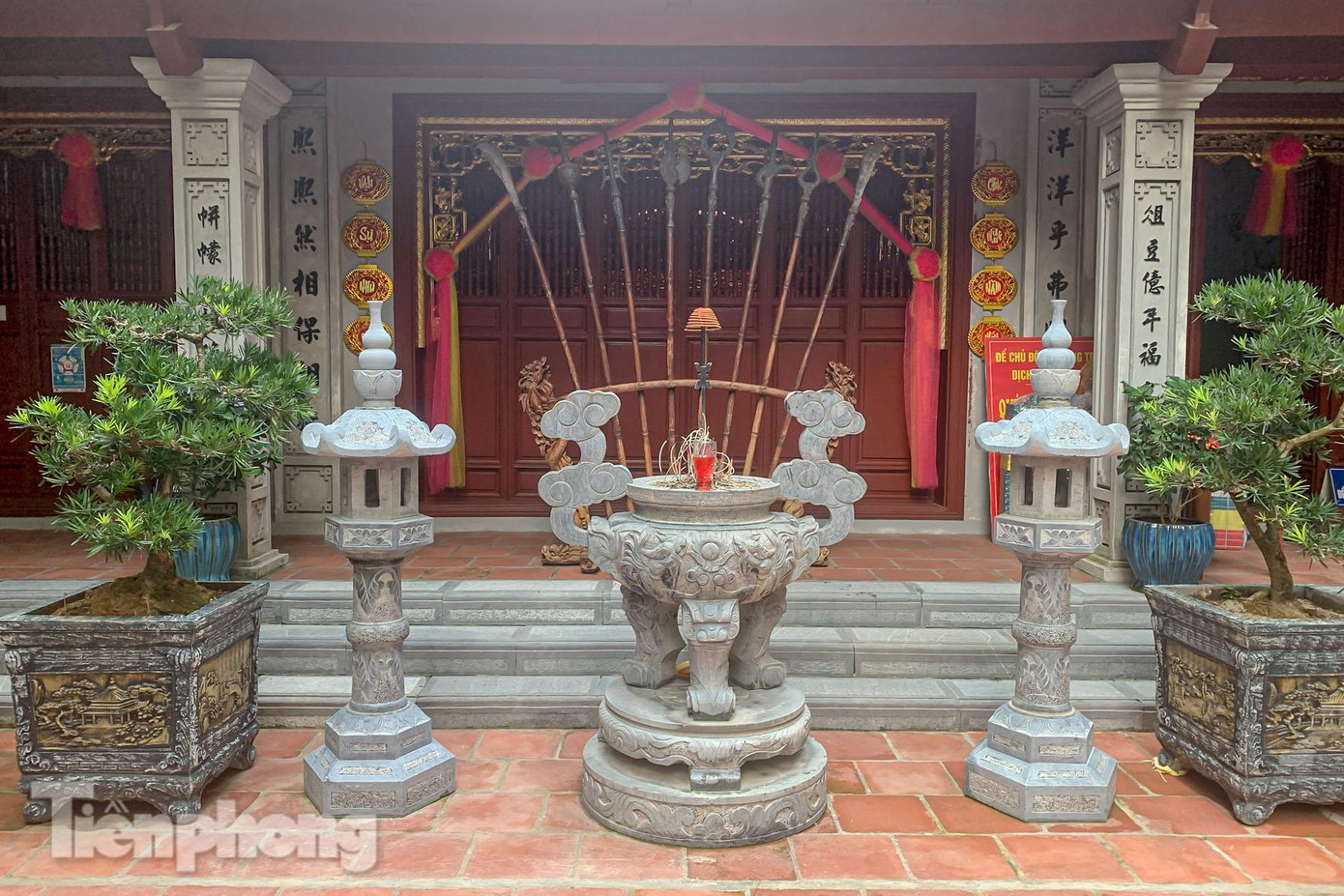 Ban đầu, đền chỉ được dựng sơ sài. Đến năm Thiệu Trị thứ nhất (1841), đền được xây lại với quy mô lớn hơn. Năm 1848, người ta xây thêm tòa phương đình và nhà tiền tế trên tổng diện tích khoảng 500m2. Ngày nay, khuôn viên đền đã bị thu hẹp khá nhiều. Ngôi đền được xây theo kiểu chữ “Công”, hiện còn giữ được những mảng chạm khắc hoa văn tiêu biểu theo phong cách nghệ thuật thời Nguyễn.