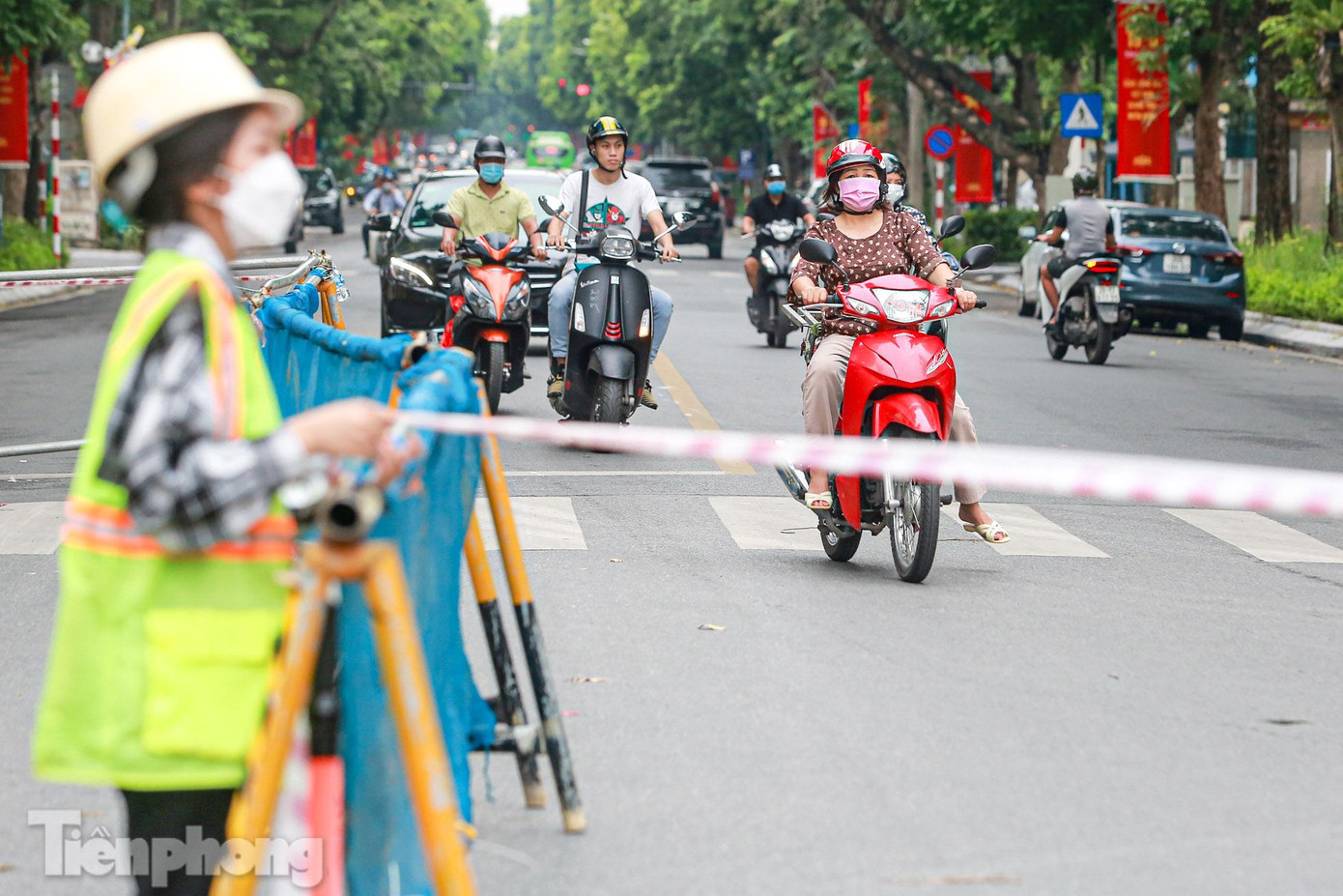 Tổ chức giao thông 1 chiều đối với các phương tiện ô tô lưu thông trên phố Quán Sứ (đoạn từ Lý Thường Kiệt đến Trần Hưng Đạo); phương tiện xe máy, xe đạp và người đi bộ trên hệ thống đường tạm trên đường Trần Hưng Đạo (theo chiều và đoạn từ Trần Bình Trọng đi Quán Sứ); Các phương tiện ô tô lưu thông trên đường Trần Hưng Đạo (đoạn từ Phan Bội Châu ra Lê Duẩn).
