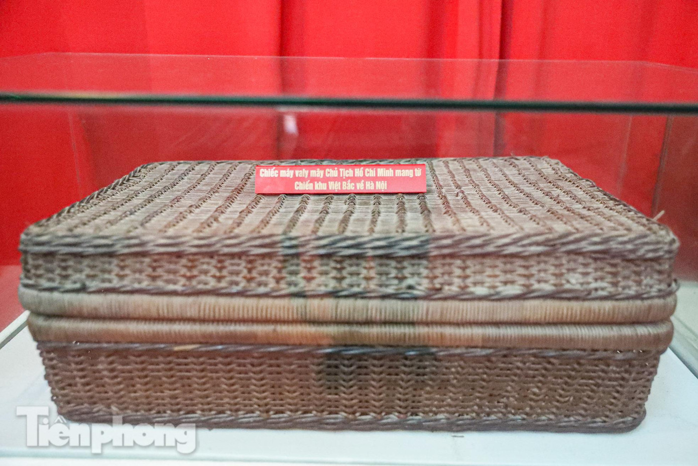 Với 14 di vật, hiện vật cùng hàng chục tài liệu, hình ảnh liên quan đến sự kiện Bác lưu lại đây, ngôi nhà được công nhận là Nhà lưu niệm Bác Hồ và mở cửa đón khách tham quan từ năm 1996.