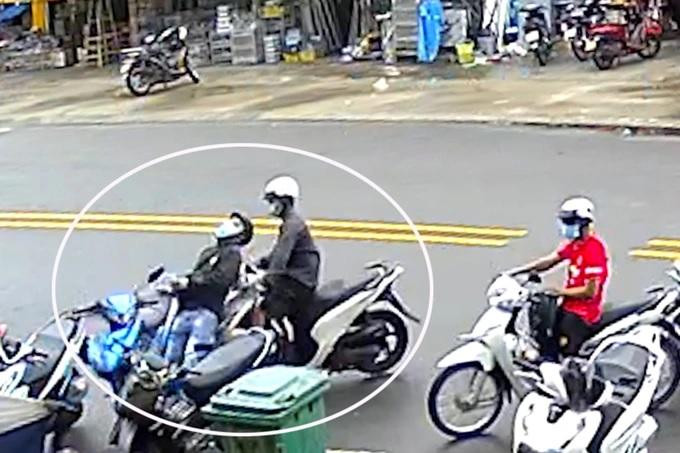 Người dân lao xe máy vào kẻ trộm (ảnh cắt từ clip)