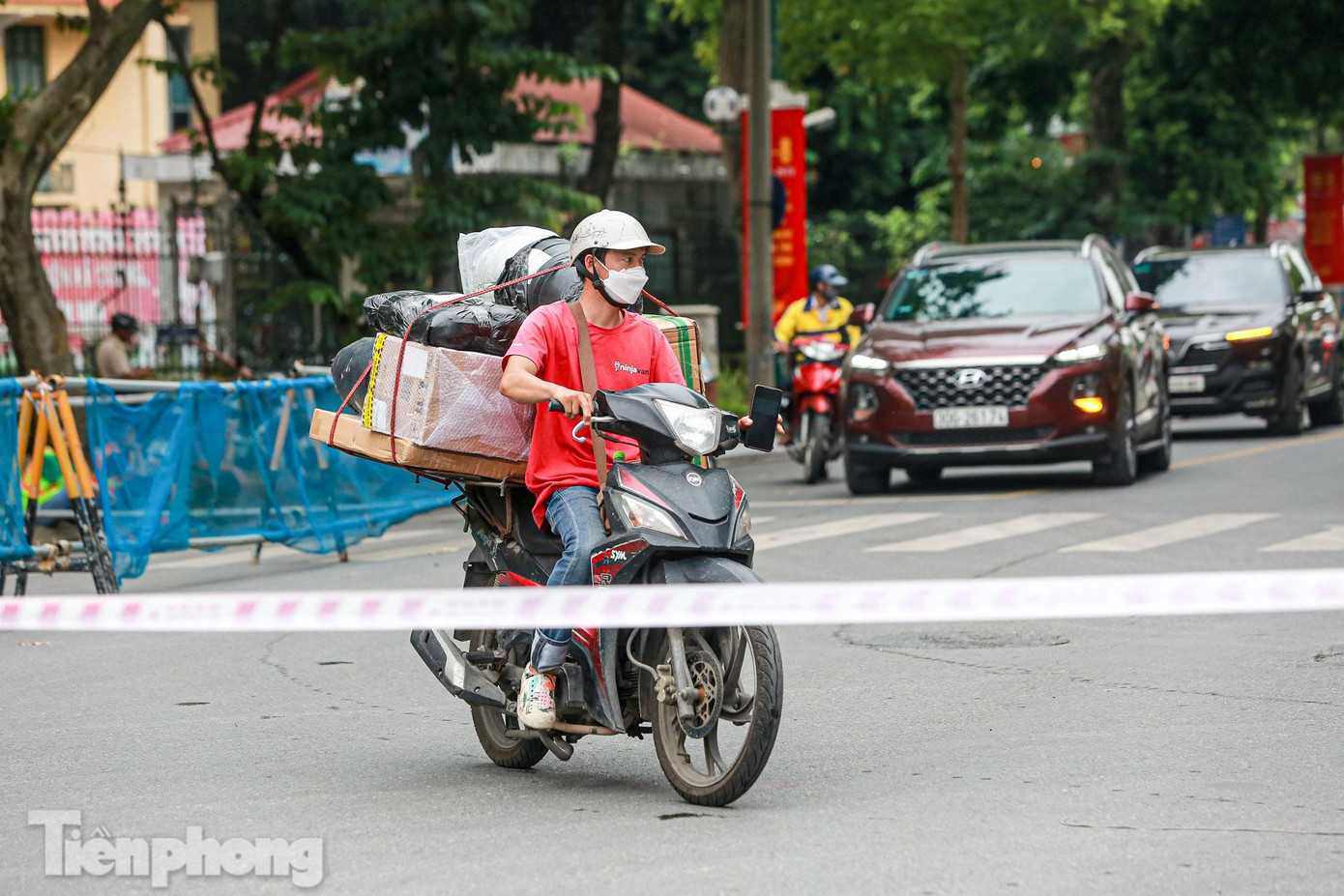 Nhiều phương tiện lóng ngóng, quay đầu khi gặp rào chắn.
