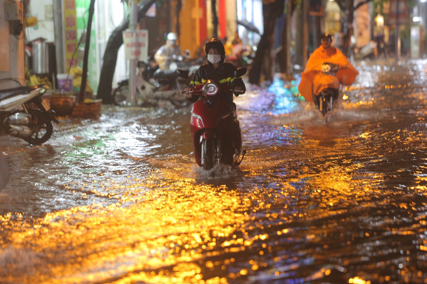 Cơn mưa không ngớt khiến tình trạng ngập úng kéo dài.