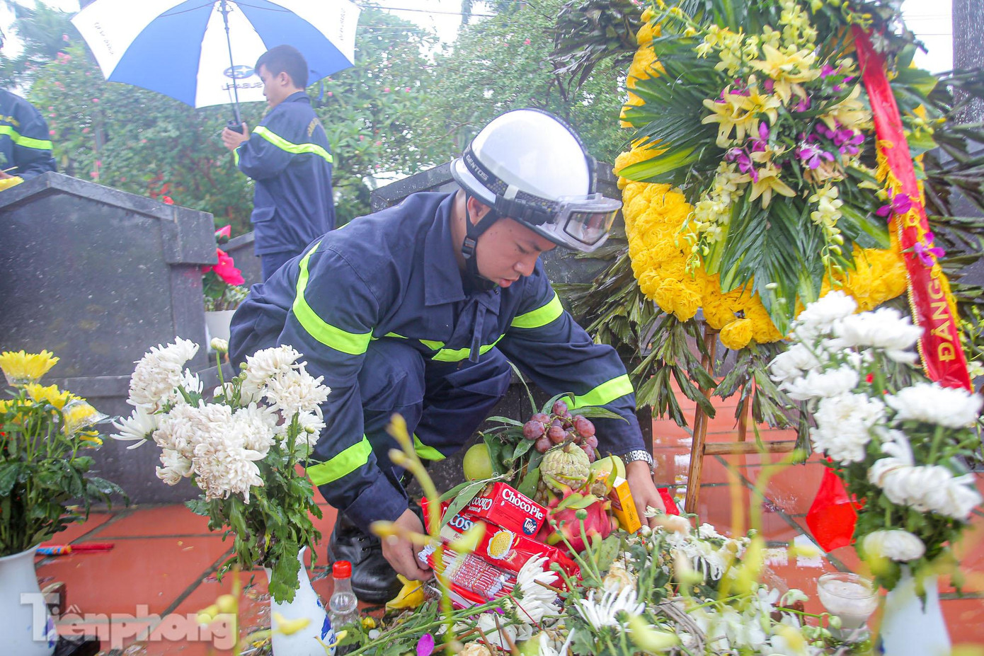 Dâng lễ tại phần mộ của 3 chiến sĩ PCCC hy sinh trong vụ karaoke.