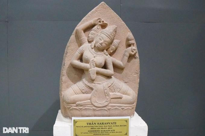 Phù điêu nữ thần Sarasvati (đầu thế kỷ XII), bằng sa thạch được phát hiện vào năm 1988 tại phế tích Châu Thành, khu vực Châu Thành, phường Nhơn Thành, thị xã An Nhơn, Bình Định. Phù điêu hiện còn tương đối nguyên vẹn, chỉ bị vỡ nhỏ ở phần đầu mũi và được công nhận là bảo vật quốc gia năm 2020.