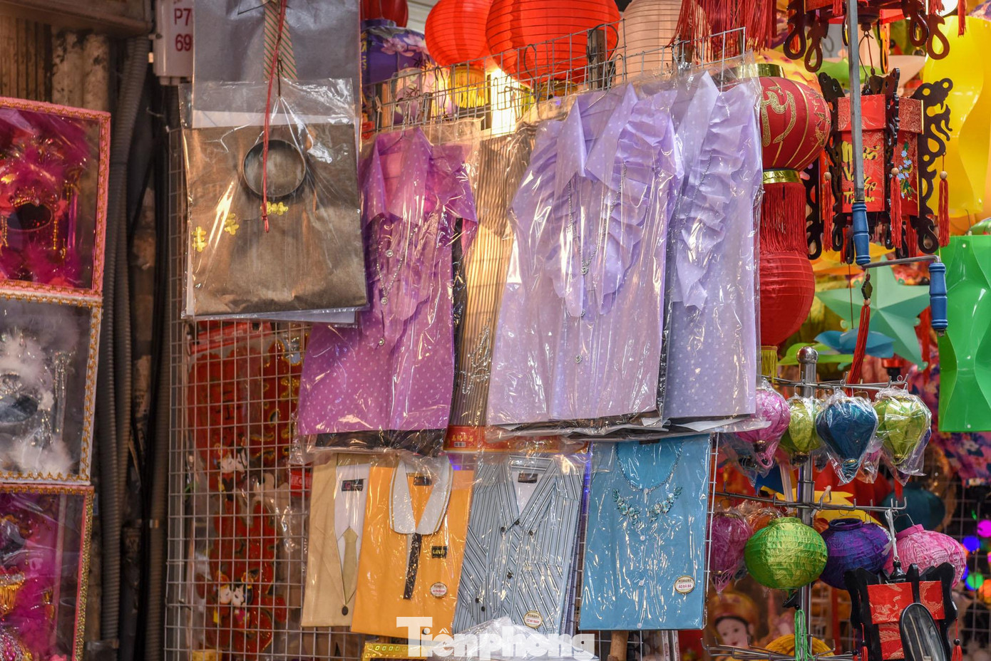 Những chiếc váy, quần áo bằng giấy được làm tỉ mỉ như đồ thật.