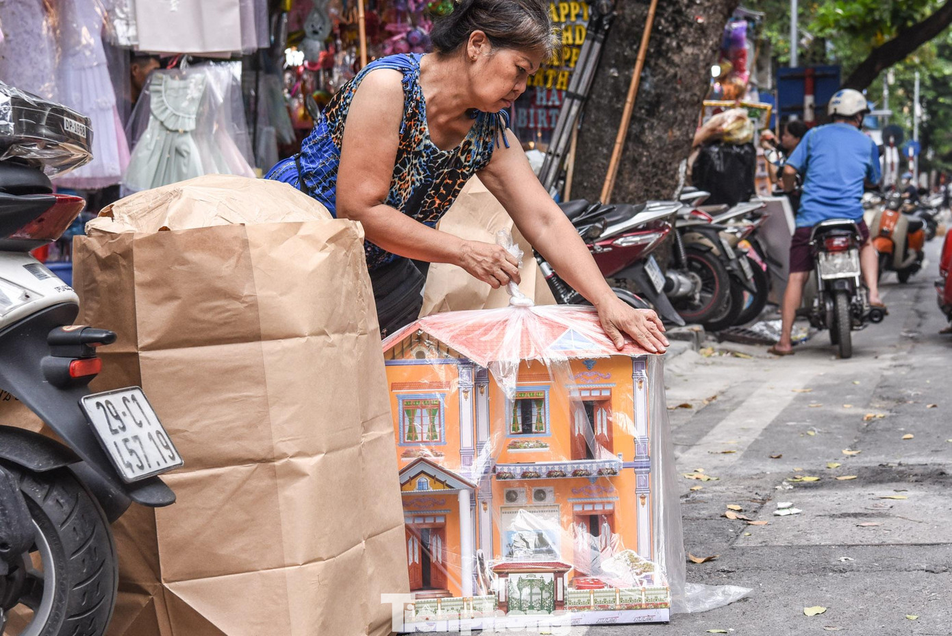 Vài năm trở lại đây, việc đốt vàng mã được Chính phủ và chùa chiền kêu gọi hạn chế nên thị trường buôn bán đồ cõi âm vì thế mà có phần hạn chế.
