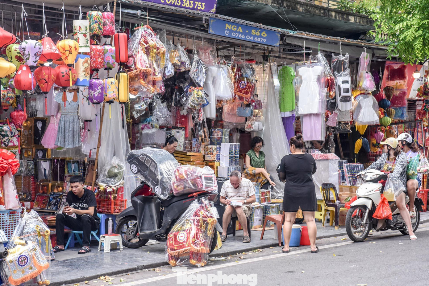 Như mọi năm, cứ đến tháng Bảy Âm lịch, phố Hàng Mã (phường Hàng Bồ, quận Hoàn Kiếm, Hà Nội) lại tấp nập kẻ mua người bán, đặc biệt là những ngày cận kề ngày Rằm. Tuy nhiên, dù đại dịch COVID-19 đã đi qua nhưng "thủ phủ" vàng mã này vẫn còn đìu hiu, ế ẩm.