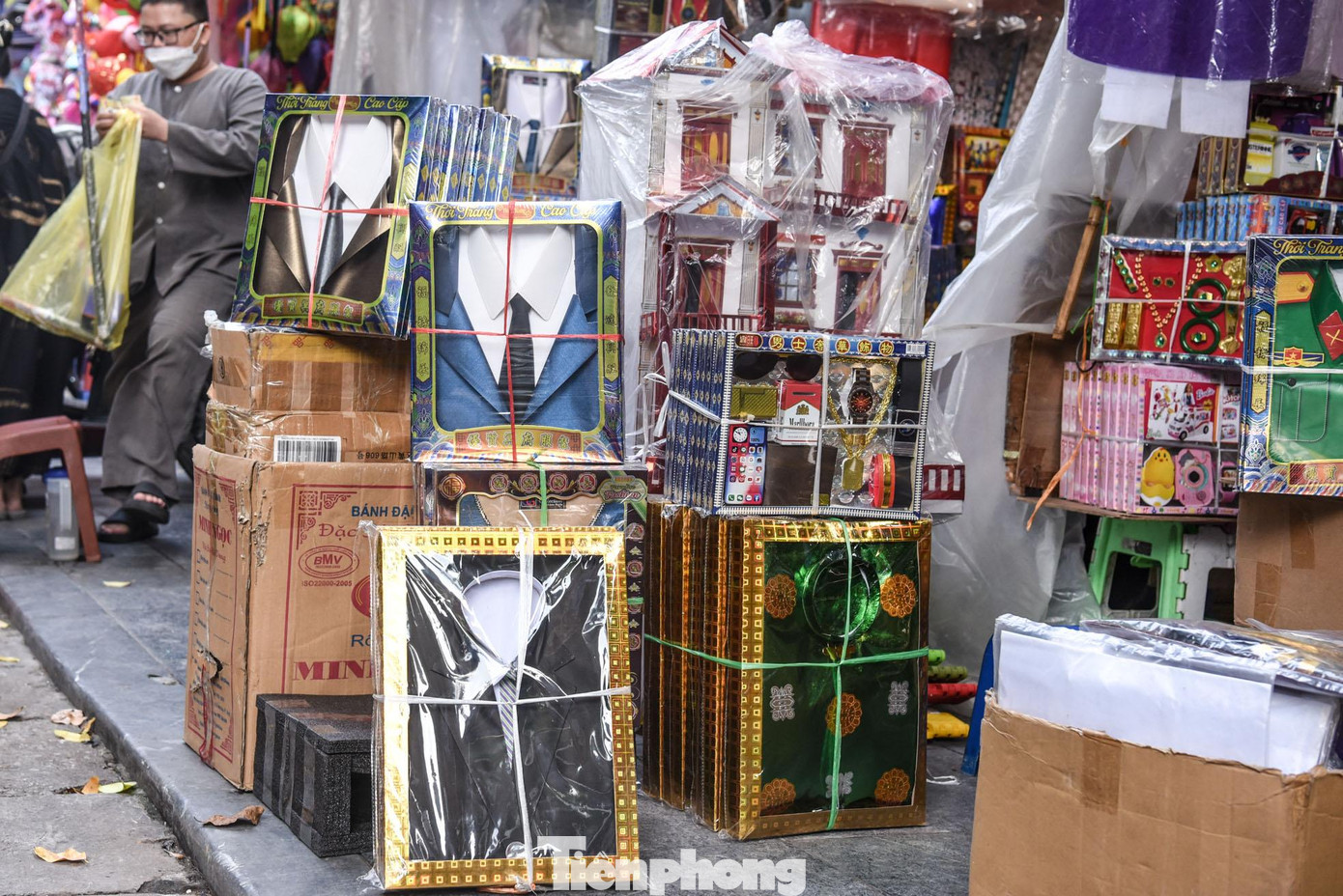 Thời trang hàng hiệu, trang sức, nhà cửa.... được bày la liệt trên hè phố.