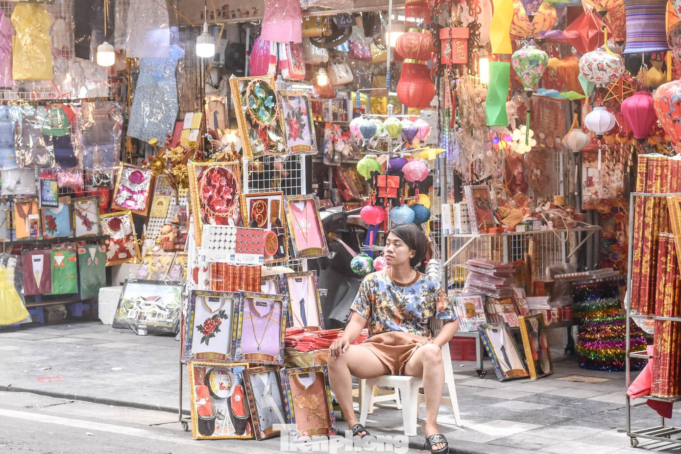 Thay vì hình ảnh tấp nập người ra người vào tại các cửa hàng như mọi năm, thì những chủ buôn lại được "ngồi chơi xơi nước".