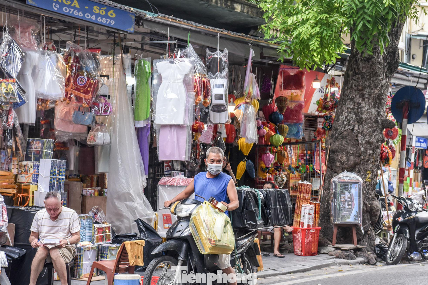 Những ngày này, nhiều gia đình thường sắm sửa thêm đồ vàng mã để đốt cho người đã mất, bày tỏ lòng thành. Đây cũng là thời điểm thị trường vàng mã nhộn nhịp nhất trong năm.