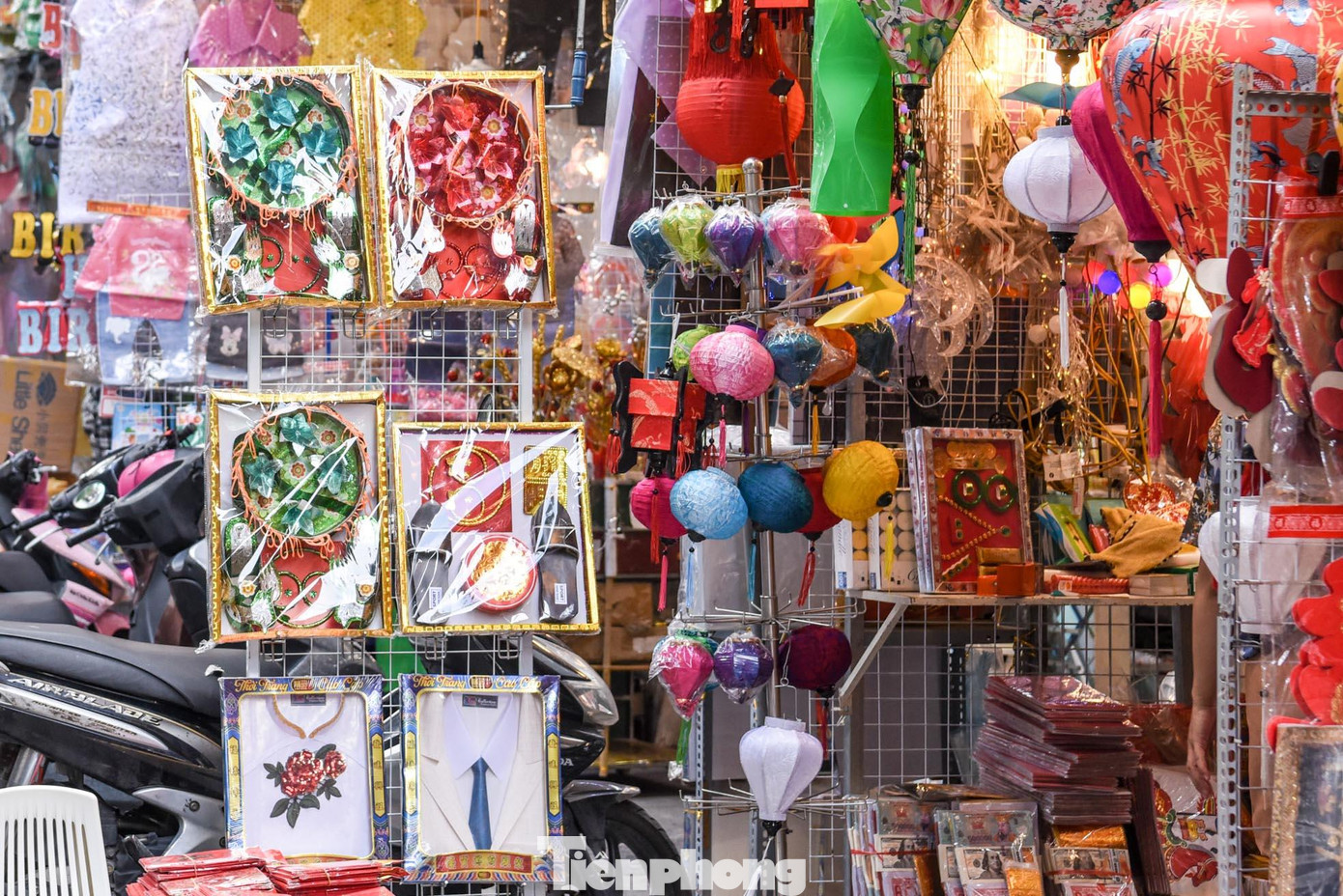 Một bộ quần áo, giày dép, trang sức, đồ dùng cho người cõi âm loại thường có giá từ 35.000 - 80.000 đồng/bộ.