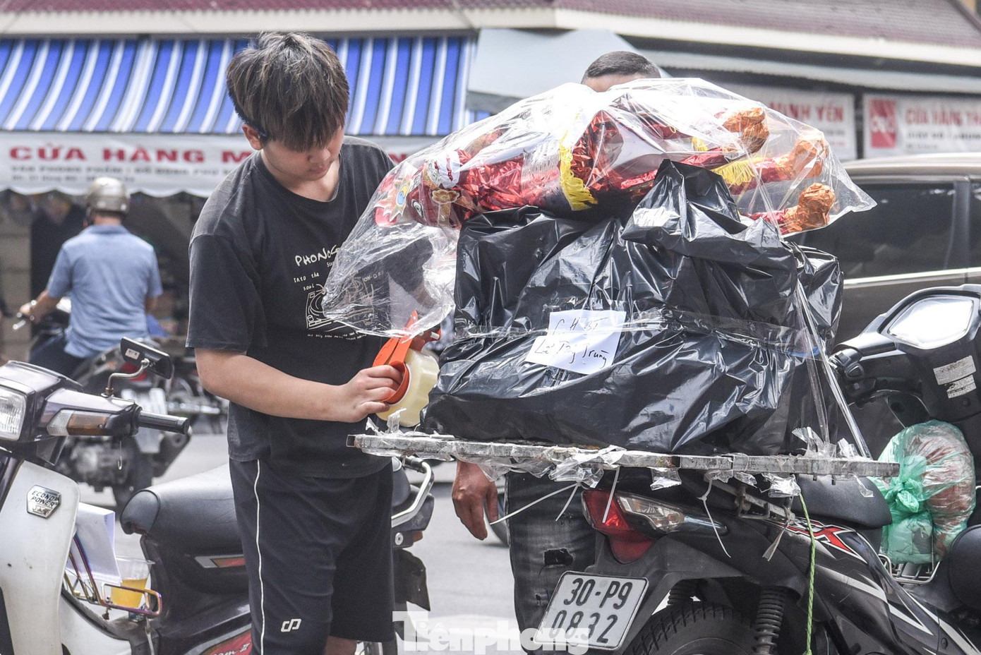 Lác đác một vài khách mua hàng dù đã cận kề ngày Rằm tháng 7.