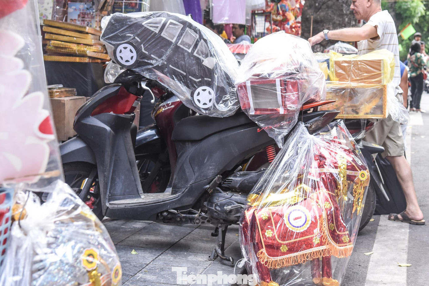 Các loại ô tô, xe máy, biệt thự đầy đủ tiện nghi bên trong có giá từ khoảng 180.000 - 250.000 đồng.