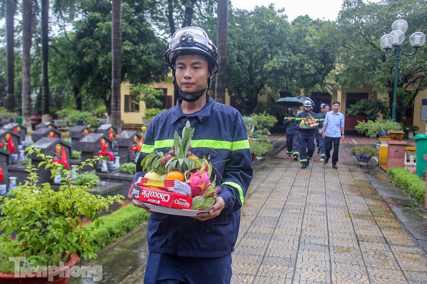 Những mâm lễ hoa quả, bánh kẹo được các đồng chí PCCC chuẩn bị.