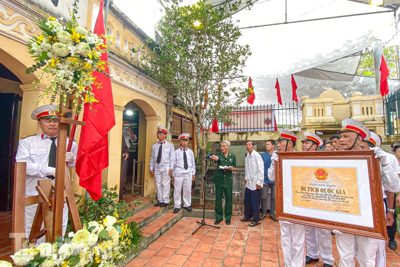 Mới đây, Bộ Văn hóa, Thể thao và Du lịch đã trao Bằng xếp hạng di tích Quốc gia địa điểm lưu niệm Chủ tịch Hồ Chí Minh ở và làm việc tại nhà cụ Nguyễn Thị An.