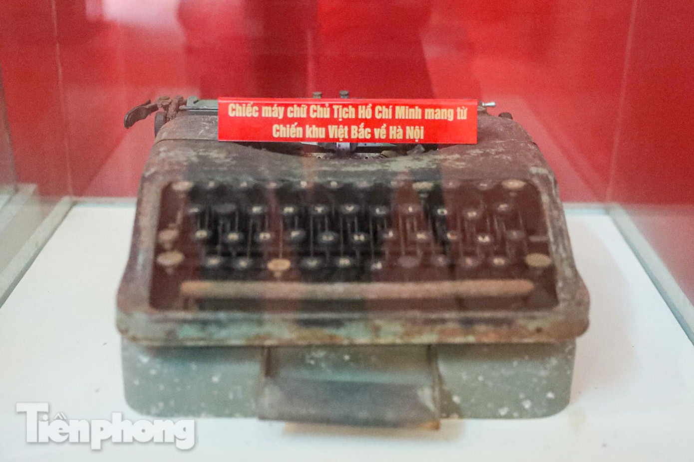 Chiếc máy chữ Chủ tịch Hồ Chí Minh mang từ Chiến khu Việt Bắc về Hà Nội