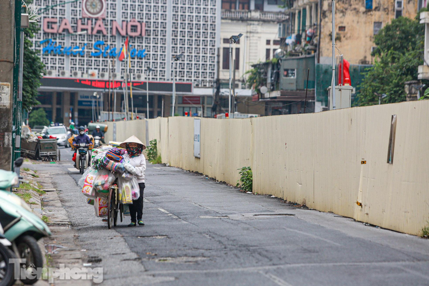 Trước đó, vào tháng 6/2019, nhà thầu thi công đã tiến hành rào chắn đường Trần Hưng Đạo và thu hẹp lòng đường còn lại 5m, tổ chức giao thông một chiều cho phương tiện lưu thông. Đoạn rào chắn dài từ ngã ba Lê Duẩn - Trần Hưng Đạo tới Quán Sứ (trước Cung Văn hóa hữu nghị Việt Xô).